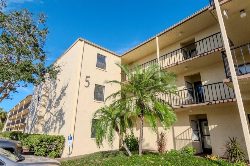 Welcome to the lovely Lakeview of Largo! This 55+ community is - Beach Condo for sale in Largo, Florida on Beachhouse.com