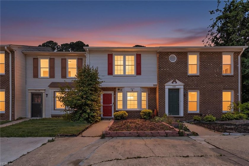 Welcome Home! This charming 2 bedroom, 2 bathroom townhome is - Beach Townhome/Townhouse for sale in Portsmouth, Virginia on Beachhouse.com