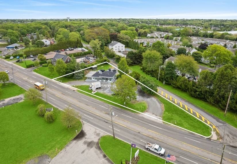 Freestanding Commercial Kitchen & Outdoor Dining High-Visibility - Beach Commercial for sale in Southampton, New York on Beachhouse.com