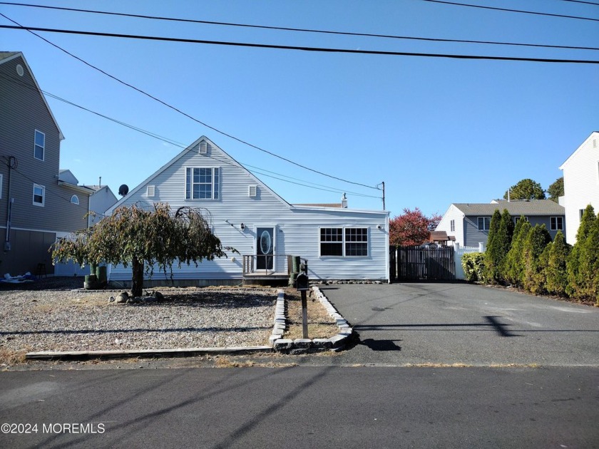 Waterfront community, A Charming Three-bedroom, two-bath cape - Beach Home for sale in Brick, New Jersey on Beachhouse.com