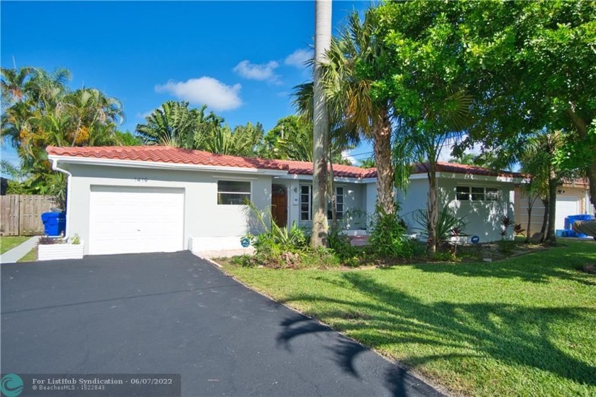 BEAUTIFUL UPDATED HOLLYWOOD HOME FOR SALE!!! HOME IS A 2 bedroom - Beach Home for sale in Hollywood, Florida on Beachhouse.com