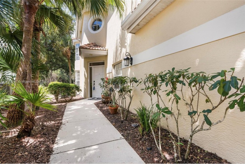 Hurry come and Take a look this Beautiful piece of paradise end - Beach Townhome/Townhouse for sale in Naples, Florida on Beachhouse.com