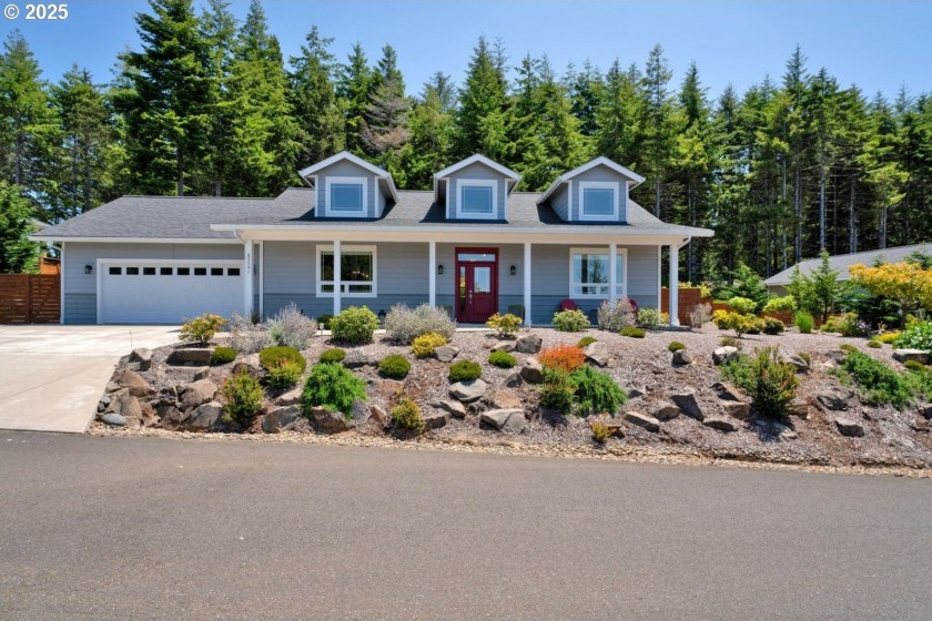 Like new home in the private Woahink Lake neighborhood of Sunset - Beach Home for sale in Florence, Oregon on Beachhouse.com