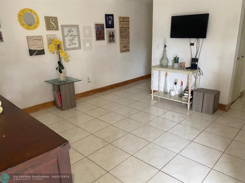 Amazing spacious 1 bedroom 1 bath unit with vaulted ceilings and - Beach Condo for sale in Oakland Park, Florida on Beachhouse.com