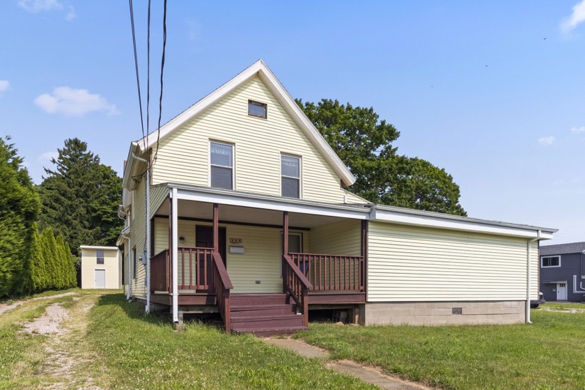 Need SPACE? Plenty of it here! This LARGE 2,850 sf Old Style - Beach Home for sale in Groton, Connecticut on Beachhouse.com