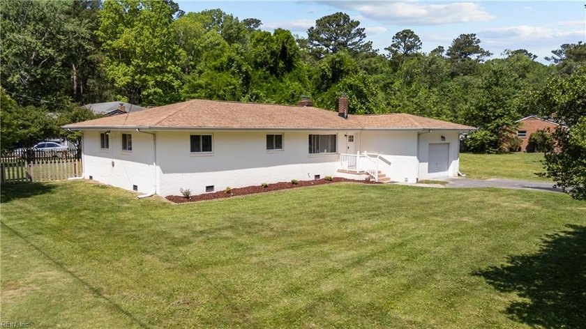 Welcome to 152 Mann Drive in the heart of Great Bridge! This - Beach Home for sale in Chesapeake, Virginia on Beachhouse.com