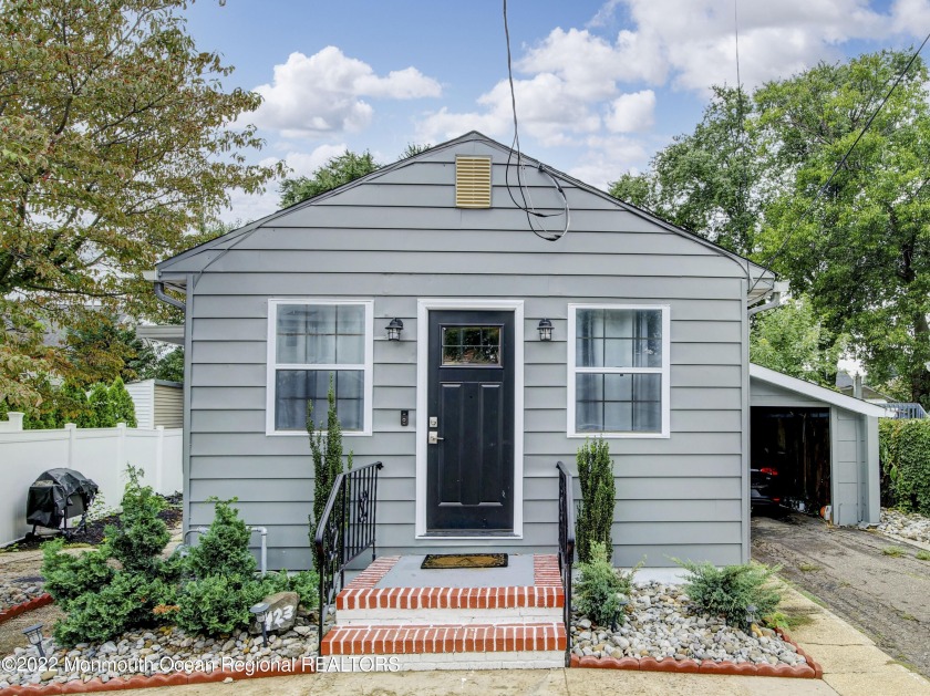 Beautifully updated and maintained Ranch-style house, nestled in - Beach Home for sale in Keyport, New Jersey on Beachhouse.com
