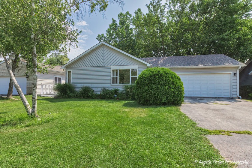 Bright and Spacious Beauty! Scenic Hillside ranch overlooks park - Beach Home for sale in Waukegan, Illinois on Beachhouse.com