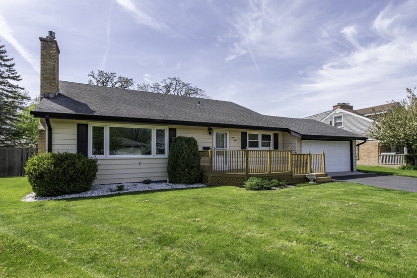 WELCOME HOME to this spacious split-level tucked away in a - Beach Home for sale in Winthrop Harbor, Illinois on Beachhouse.com
