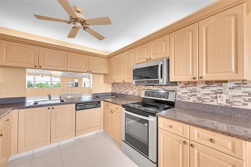 55+ Community, Building 190, unit 403, Phase IV, top floor - Beach Condo for sale in Sunrise, Florida on Beachhouse.com