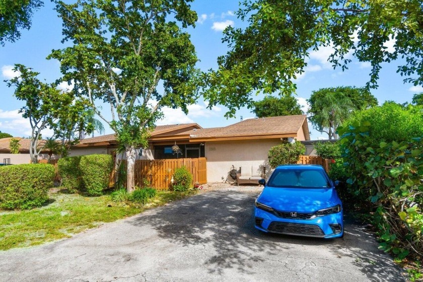 Elegantly priced, this charming villa is tucked away in a serene - Beach Home for sale in Boynton Beach, Florida on Beachhouse.com