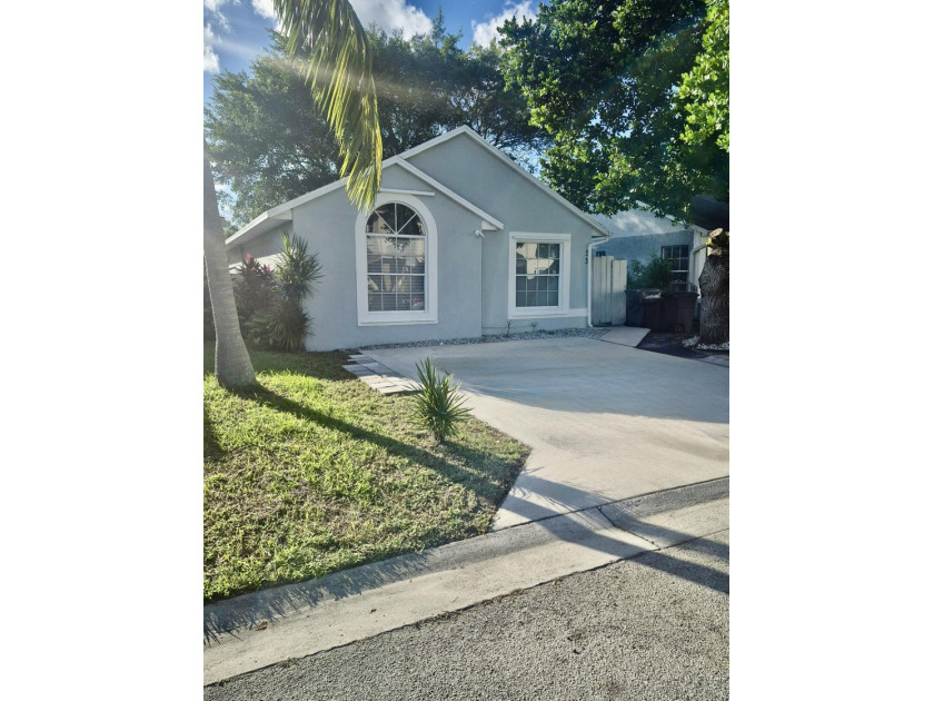 Welcome to 33 Plumage Lane - a 3 bedroom,2bath home nestled in a - Beach Home for sale in West Palm Beach, Florida on Beachhouse.com