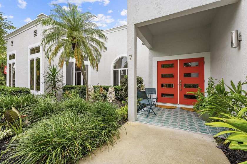 On prestigious Sewall's Point, at the end of a quiet cul-de-sac - Beach Home for sale in Sewalls Point, Florida on Beachhouse.com