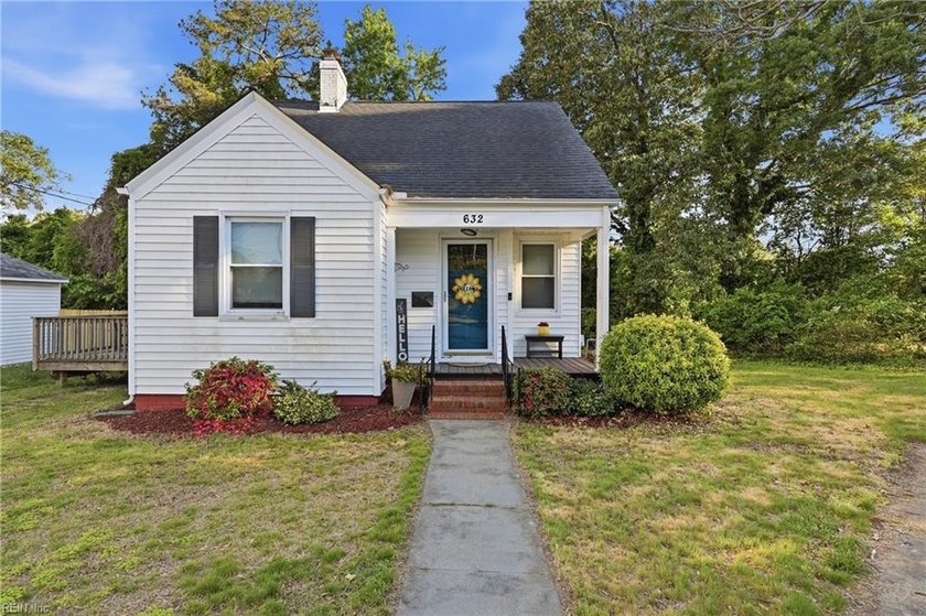 Beautifully maintained Cottage located in Waterview. This cute 3 - Beach Home for sale in Portsmouth, Virginia on Beachhouse.com