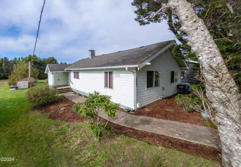 Located just north of the quaint town of Yachats, this 3-bedroom - Beach Home for sale in Yachats, Oregon on Beachhouse.com