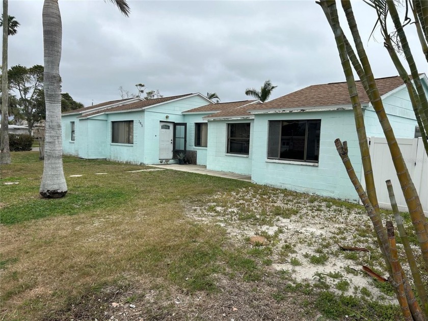 Great property located in the heart of Redington Beach, minutes - Beach Home for sale in Redington Beach, Florida on Beachhouse.com