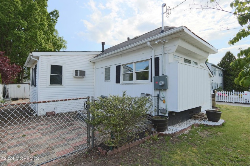 Beautifully updated 4-bedroom, 1-bathroom home in a prime Jersey - Beach Home for sale in Hazlet, New Jersey on Beachhouse.com