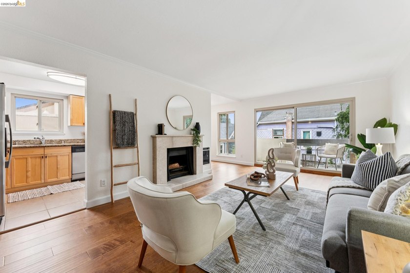 Welcome to this sun filled 2 bedroom, 2 bath corner condo in the - Beach Condo for sale in Oakland, California on Beachhouse.com