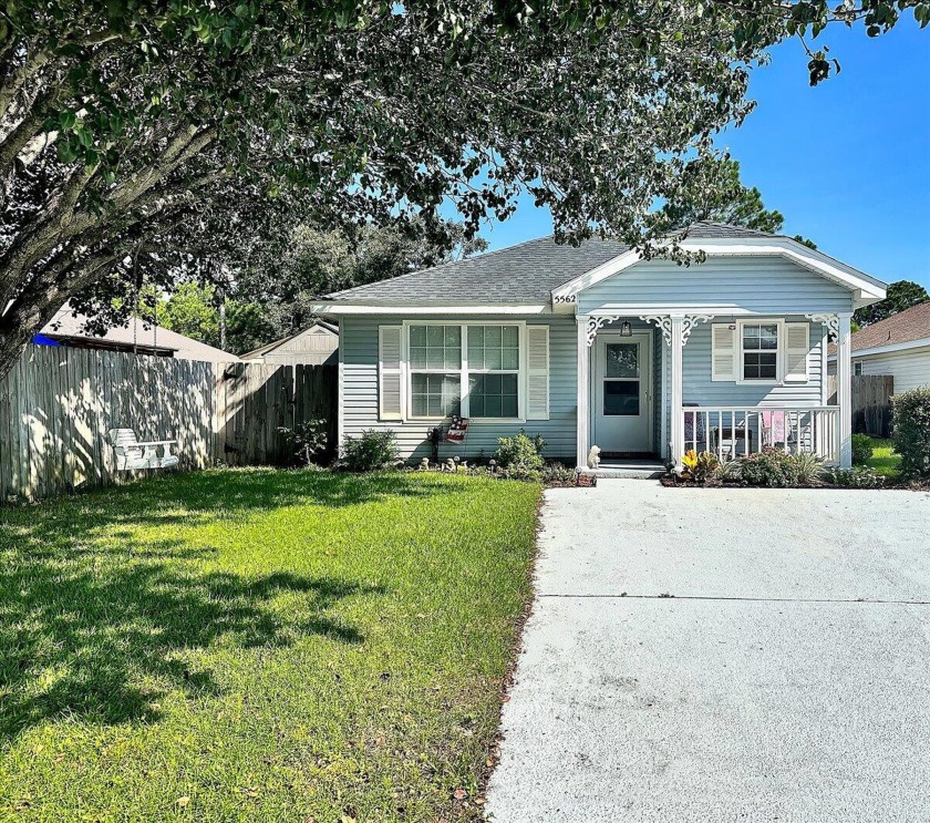 Prepare to be charmed by this adorible Florida Cottage with its - Beach Home for sale in Gulf Breeze, Florida on Beachhouse.com