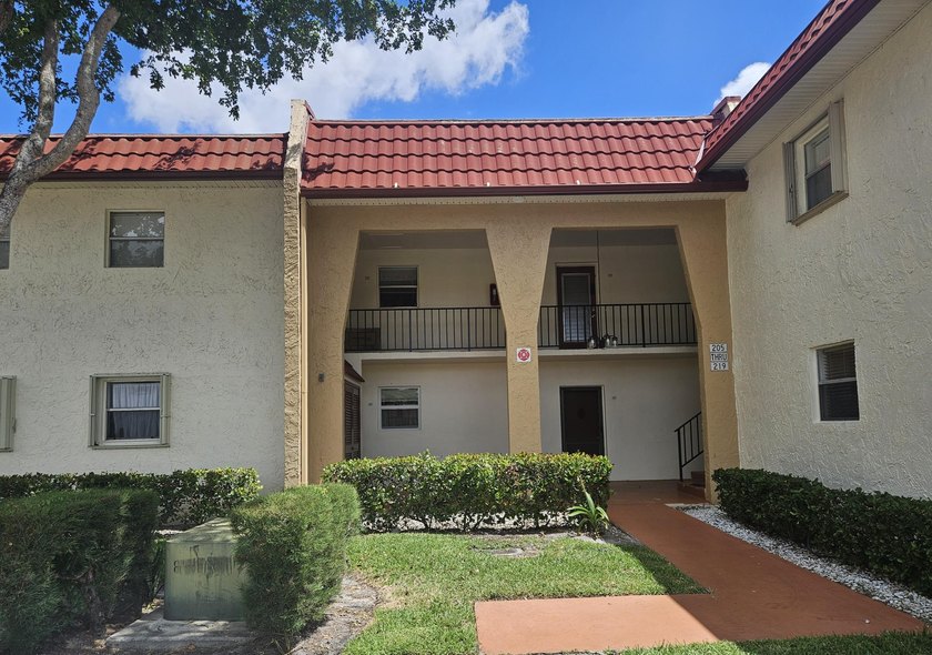 BEAUTIFULLY UPDATED LAKEVIEW CONDO WITH IMPACT GLASS PATIO/LANAI - Beach Condo for sale in West Palm Beach, Florida on Beachhouse.com