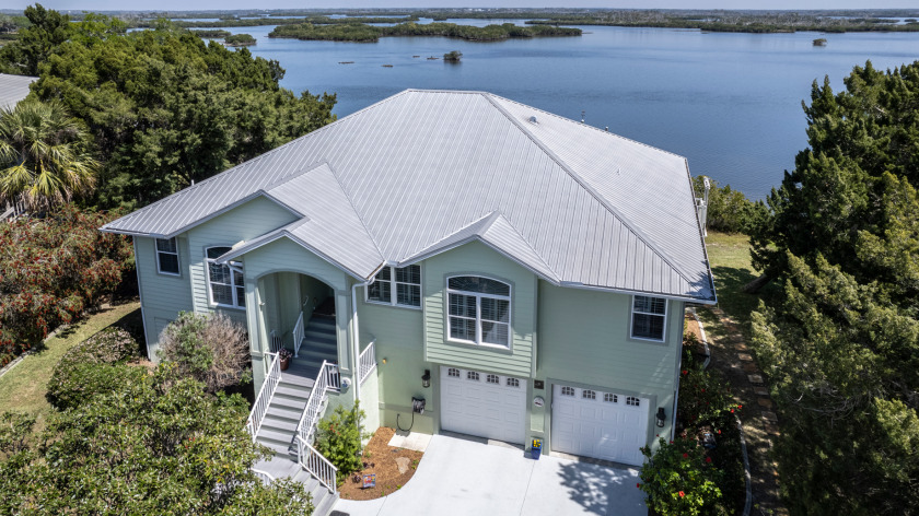 Paradise awaits in this 3 bedroom luxury riverfront home - Beach Vacation Rentals in Crystal River, Florida on Beachhouse.com