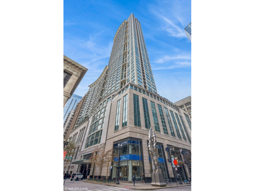 Experience the best of downtown Chicago living in this split 2 - Beach Condo for sale in Chicago, Illinois on Beachhouse.com