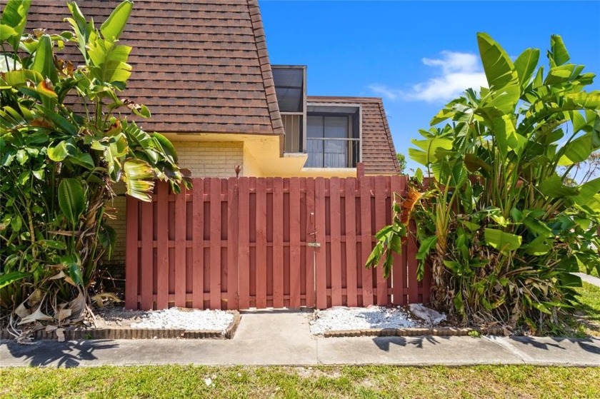 Stunning & Spacious Townhouse with Private Courtyard! Fee Simple - Beach Condo for sale in Tamarac, Florida on Beachhouse.com