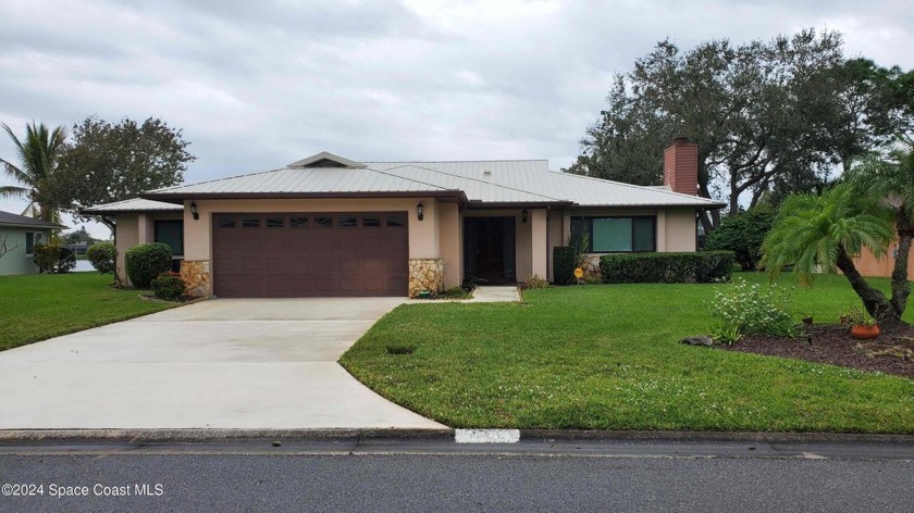 Come see this beautiful 3 Bedroom, 2 Bath lakefront home in the - Beach Home for sale in Melbourne, Florida on Beachhouse.com