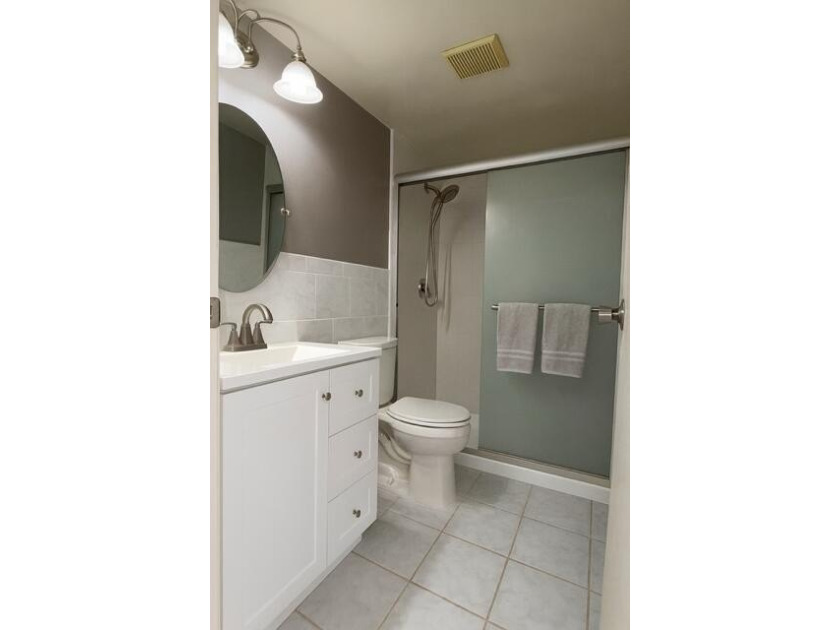 Welcome home to this beautiful 2 bedroom, 2 bath condo located - Beach Condo for sale in West Palm Beach, Florida on Beachhouse.com