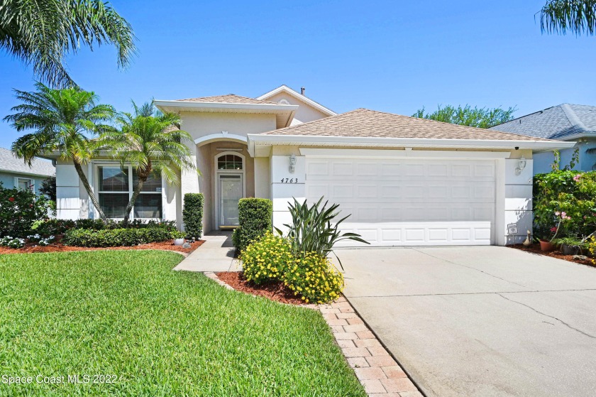 Well cared for 3 bedroom, 2 bath lakefront home with a 2 car - Beach Home for sale in Melbourne, Florida on Beachhouse.com