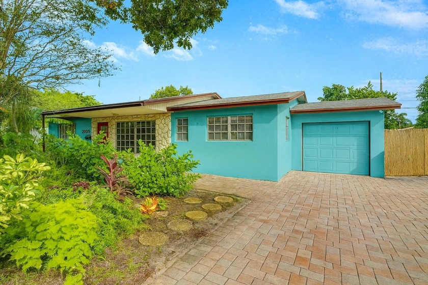 Welcome to this charming 3 bedroom 2 bathroom Florida -style - Beach Home for sale in West Palm Beach, Florida on Beachhouse.com