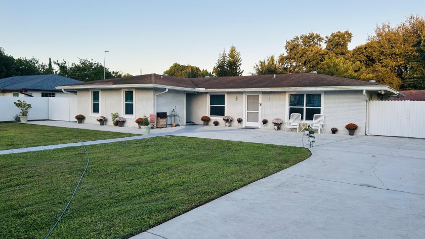 This spacious single-family home offers nearly 2,400 sq ft of - Beach Home for sale in West Palm Beach, Florida on Beachhouse.com
