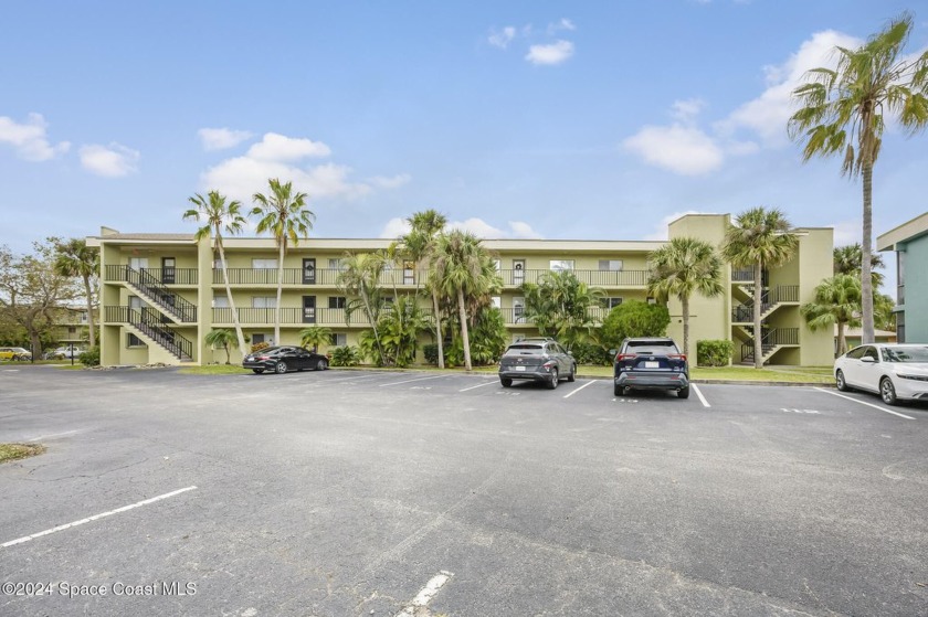 Beautiful and bright 1 bedroom 1.5 bath end unit condo located - Beach Condo for sale in Melbourne, Florida on Beachhouse.com