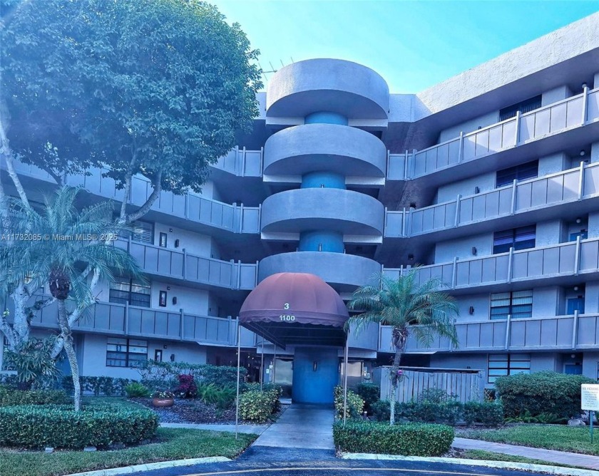 WONDERFUL CORNER UNIT ON THE 5TH FLOOR - 1 BED / 1 .5 BATH CONDO - Beach Condo for sale in Pembroke Pines, Florida on Beachhouse.com