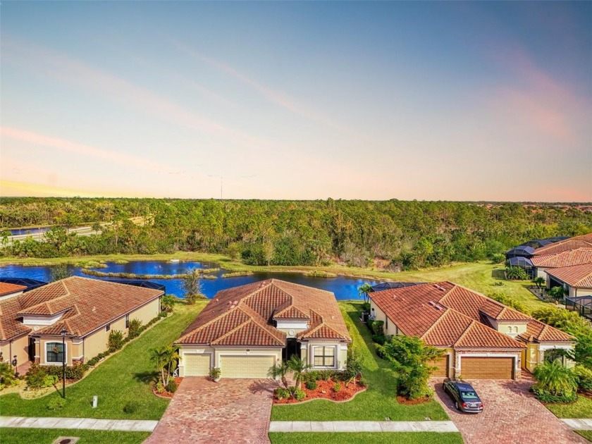 BEAUTIFULLY LOCATED 4 bedroom, 2 bath home w/3 car garage - Beach Home for sale in Venice, Florida on Beachhouse.com