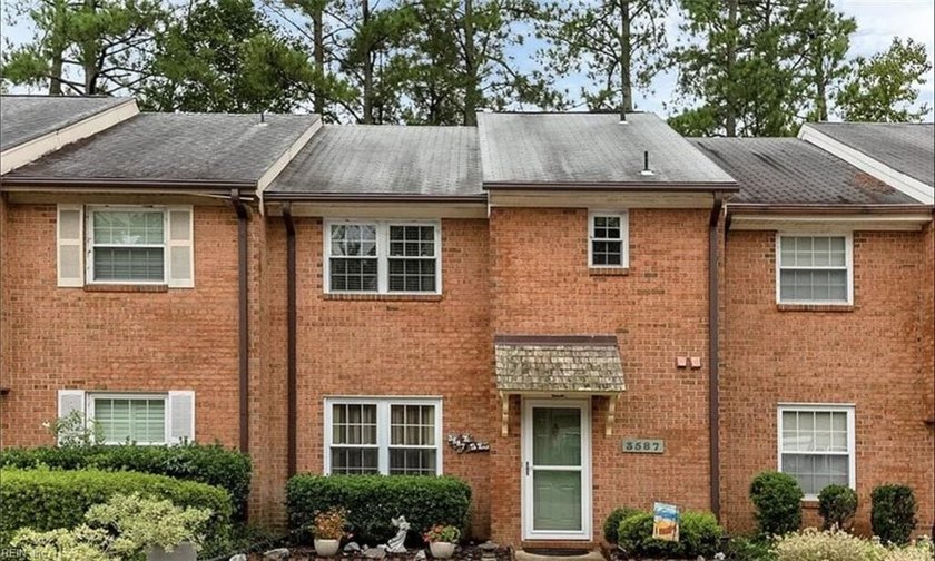 Fall in love with lakefront living in this beautiful townhome - Beach Townhome/Townhouse for sale in Virginia Beach, Virginia on Beachhouse.com