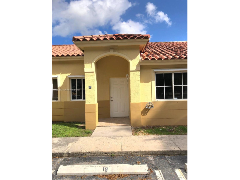 2 bedroom 2 bath single story condo/townhome.  The property - Beach Townhome/Townhouse for sale in Homestead, Florida on Beachhouse.com
