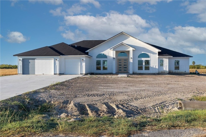 Beautiful New Construction Home! 5/4.5/3 plus game room. Open - Beach Home for sale in Rockport, Texas on Beachhouse.com