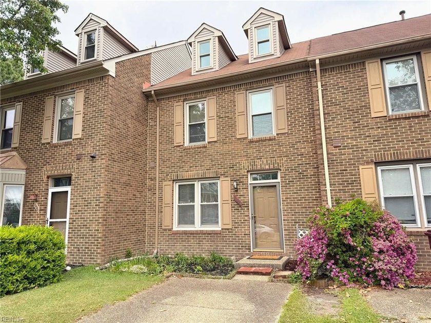 Opportunity knocks for this 2 BR + loft, 2.5 bath, 1,380 SF - Beach Townhome/Townhouse for sale in Chesapeake, Virginia on Beachhouse.com