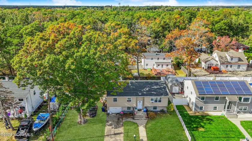 This spacious 5-bedroom, 2-bathroom residence offers ample room - Beach Home for sale in Beachwood, New Jersey on Beachhouse.com