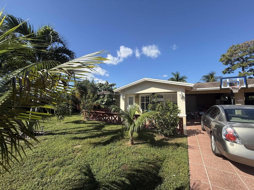 Nice single family home with over sized yard space, great for - Beach Home for sale in West Palm Beach, Florida on Beachhouse.com