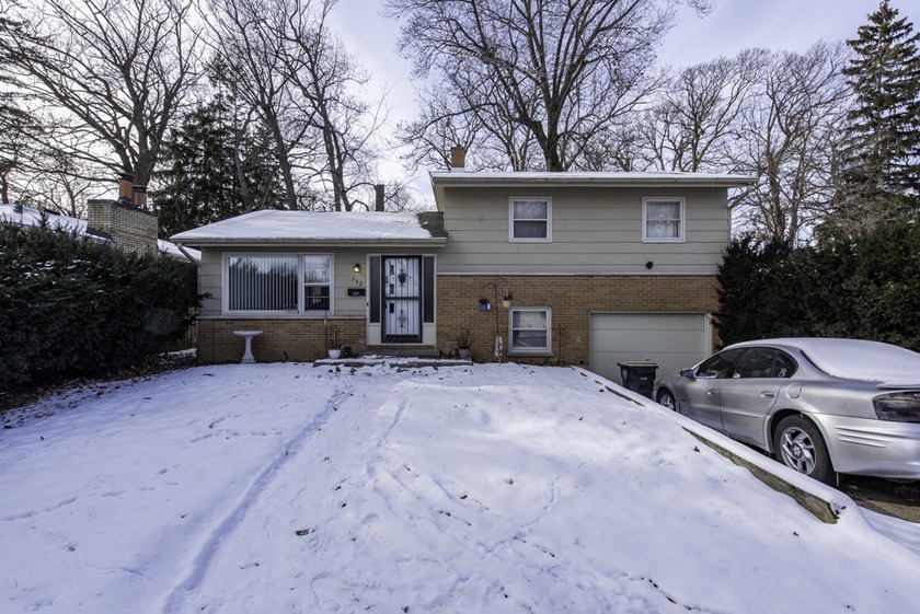 Welcome home! This lovely 3-bedroom, 1.5-bath single-family home - Beach Home for sale in Winthrop Harbor, Illinois on Beachhouse.com