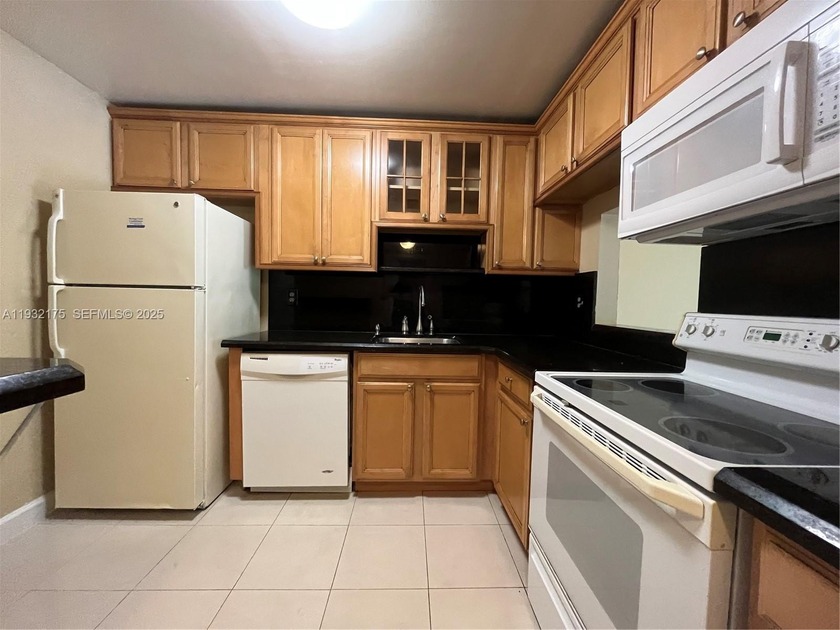 Nice 1/1 on 3rd floor in elevator building with nice kitchen - Beach Condo for sale in Deerfield Beach, Florida on Beachhouse.com