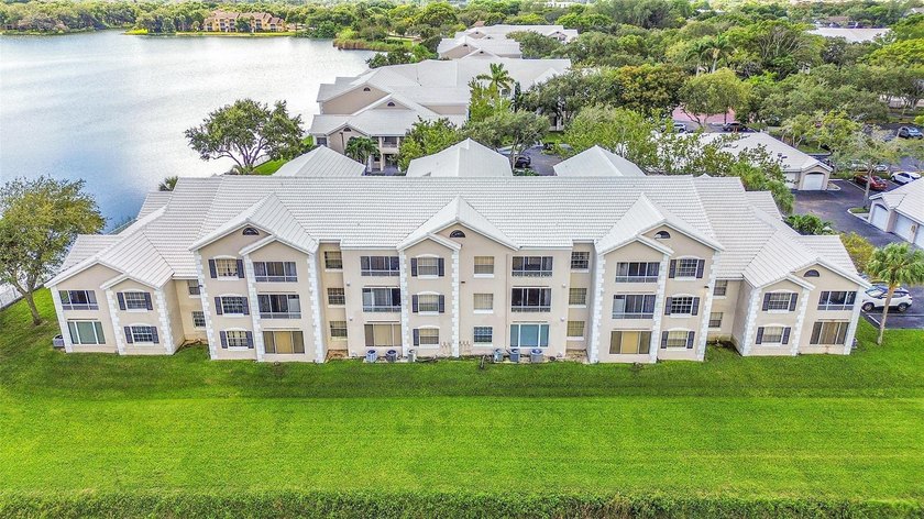 Fully updated first-floor condo featuring an open floor plan - Beach Condo for sale in Oakland Park, Florida on Beachhouse.com
