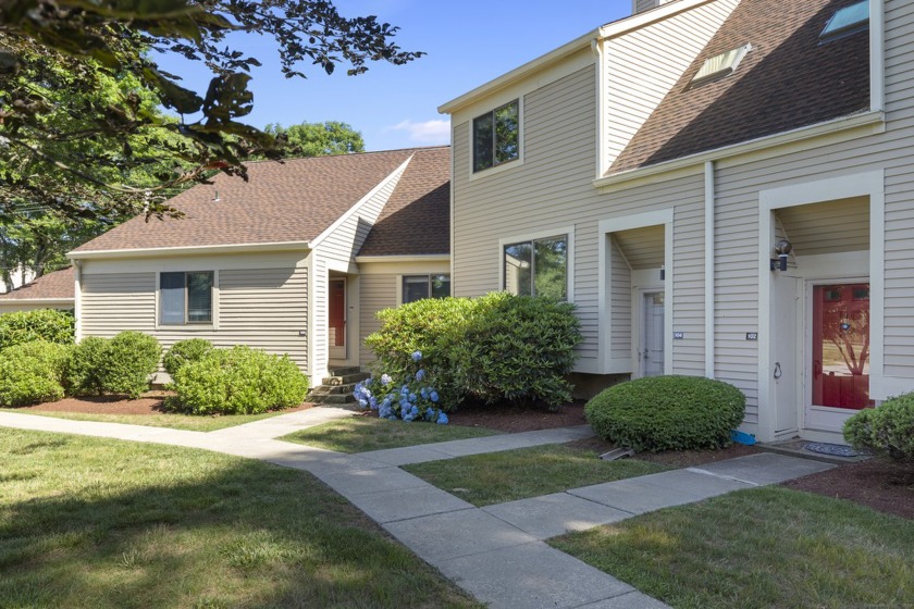 WELCOME to Summer Wood Condominiums! This association is well - Beach Condo for sale in Old Saybrook, Connecticut on Beachhouse.com