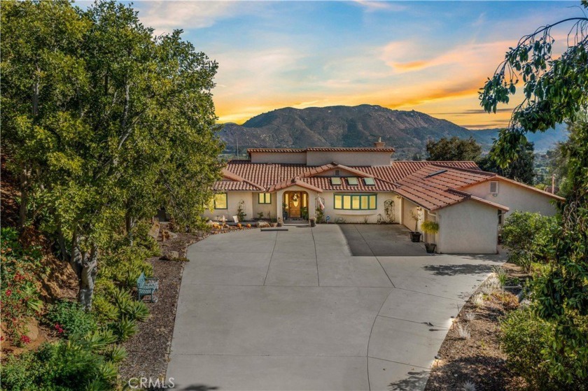 Discover the magic of this stunning hilltop retreat, a - Beach Home for sale in Fallbrook, California on Beachhouse.com