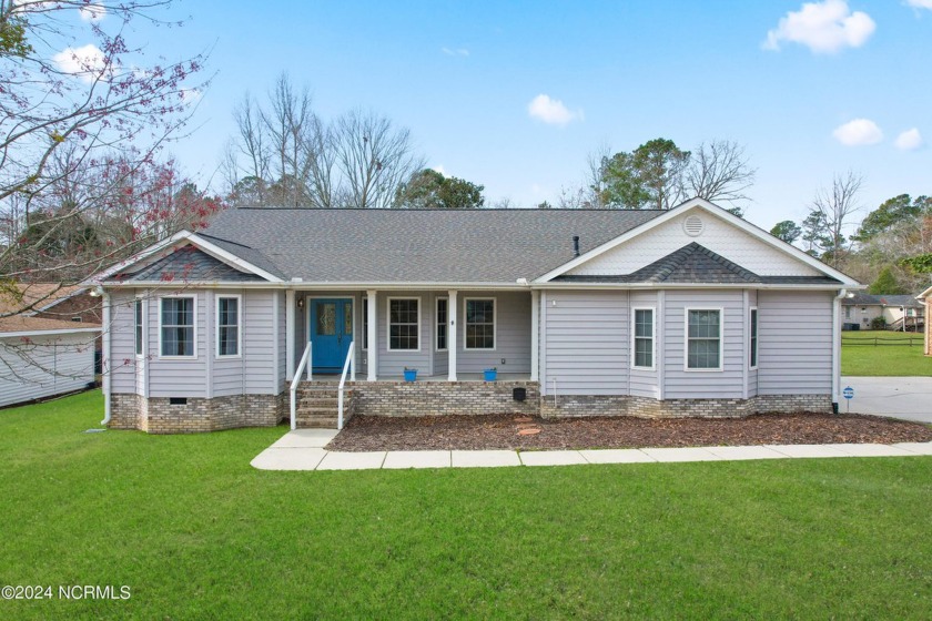 This comfortable, custom built home in Brierwood is ready for a - Beach Home for sale in Shallotte, North Carolina on Beachhouse.com