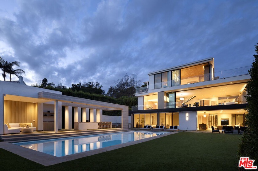 Presenting a masterful offering of exceptional design and - Beach Home for sale in Pacific Palisades, California on Beachhouse.com