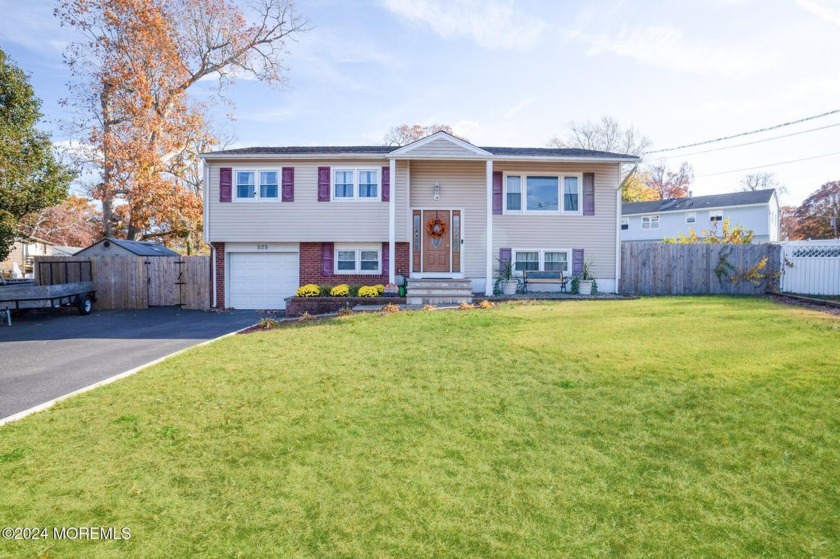 Super Clean Large home on a Quiet Cul De Sac. This 2-level home - Beach Home for sale in Toms River, New Jersey on Beachhouse.com