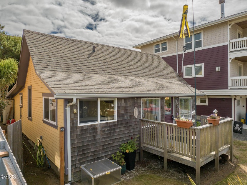 Charming one-level living 2 bedroom, one bath cottage 2 blocks - Beach Home for sale in Newport, Oregon on Beachhouse.com